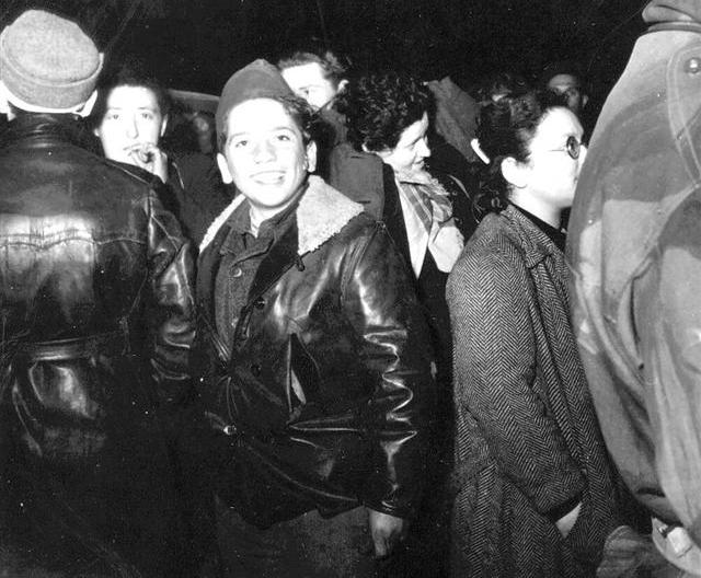נוער עולה בין מעפילי האוניה המעפיל האלמוני בחיפה לפני הגירוש לקפריסין. 1947 